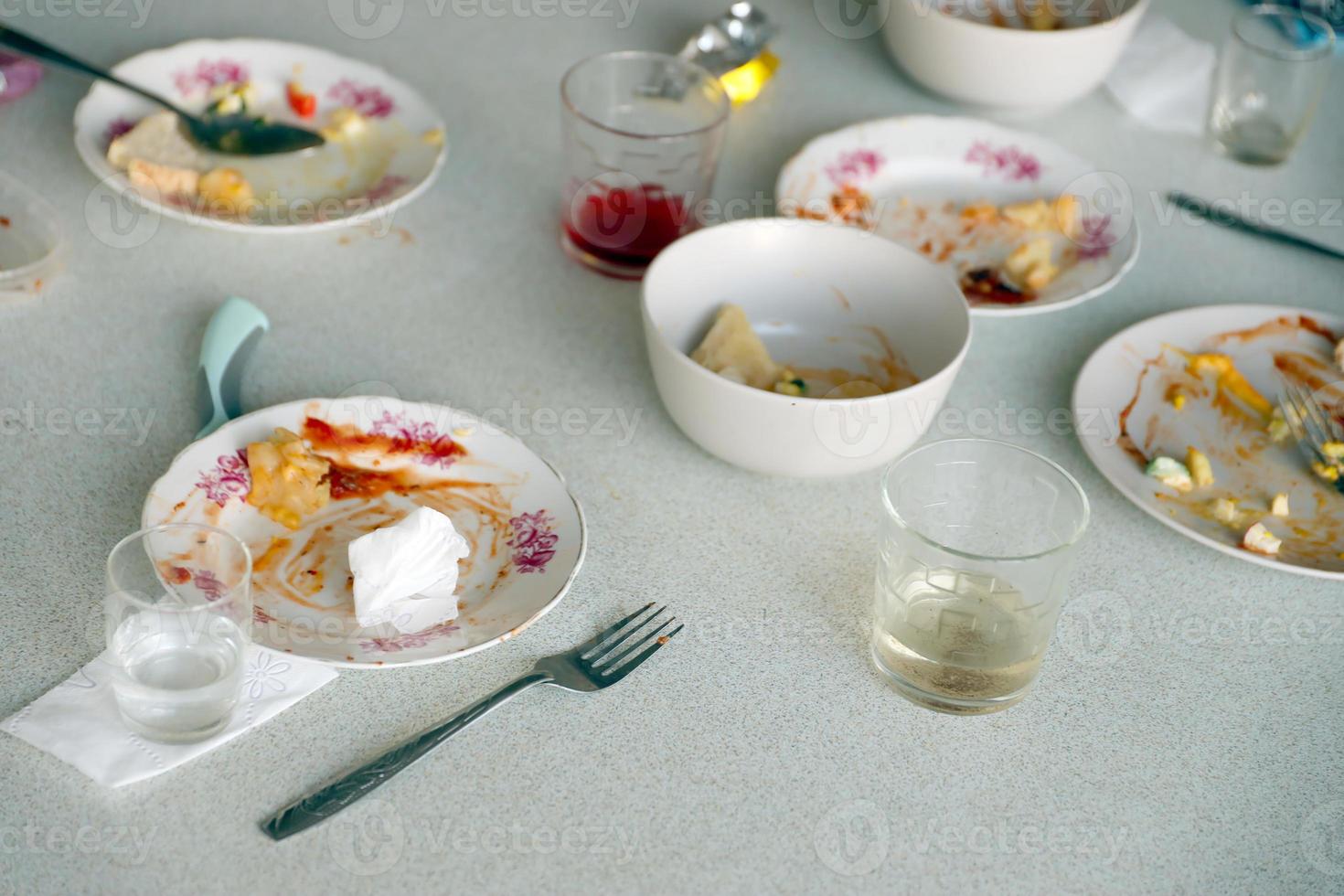 platos sucios vacíos con cucharas y tenedores en la mesa después de la comida. concepto de final de banquete. platos sin lavar foto