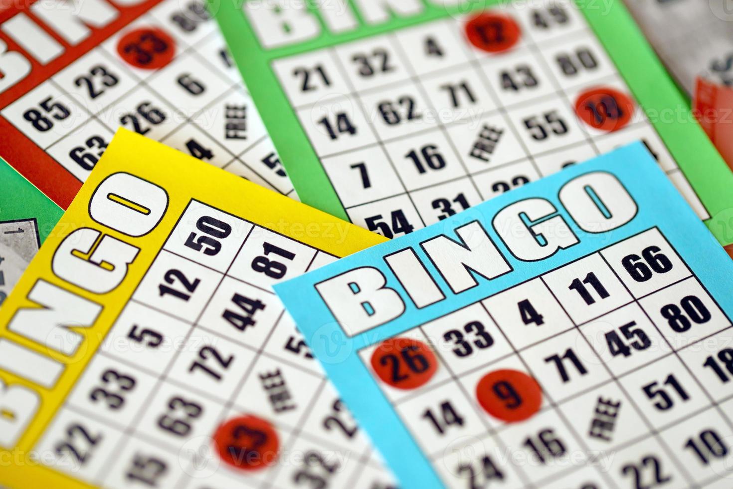 muchos tableros de bingo coloridos o naipes para ganar fichas. clásico estadounidense o canadiense de cinco a cinco cartones de bingo sobre fondo brillante foto