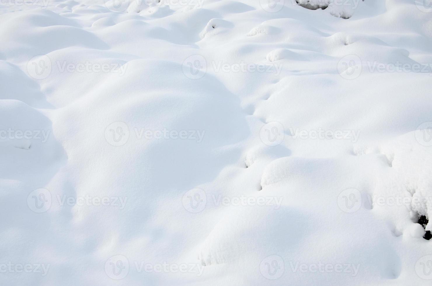 fragmento de la carretera, cubierto con una gruesa capa de nieve. la textura de la cubierta de nieve brillante foto