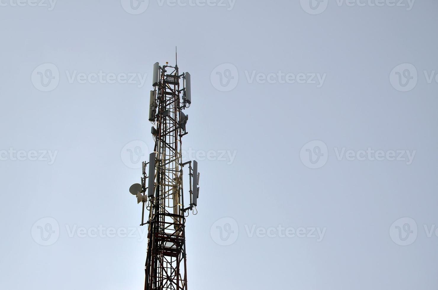 torre alta para transmitir ondas de radio y recibir una señal inalámbrica. un puesto para proporcionar comunicación inalámbrica en un área grande foto
