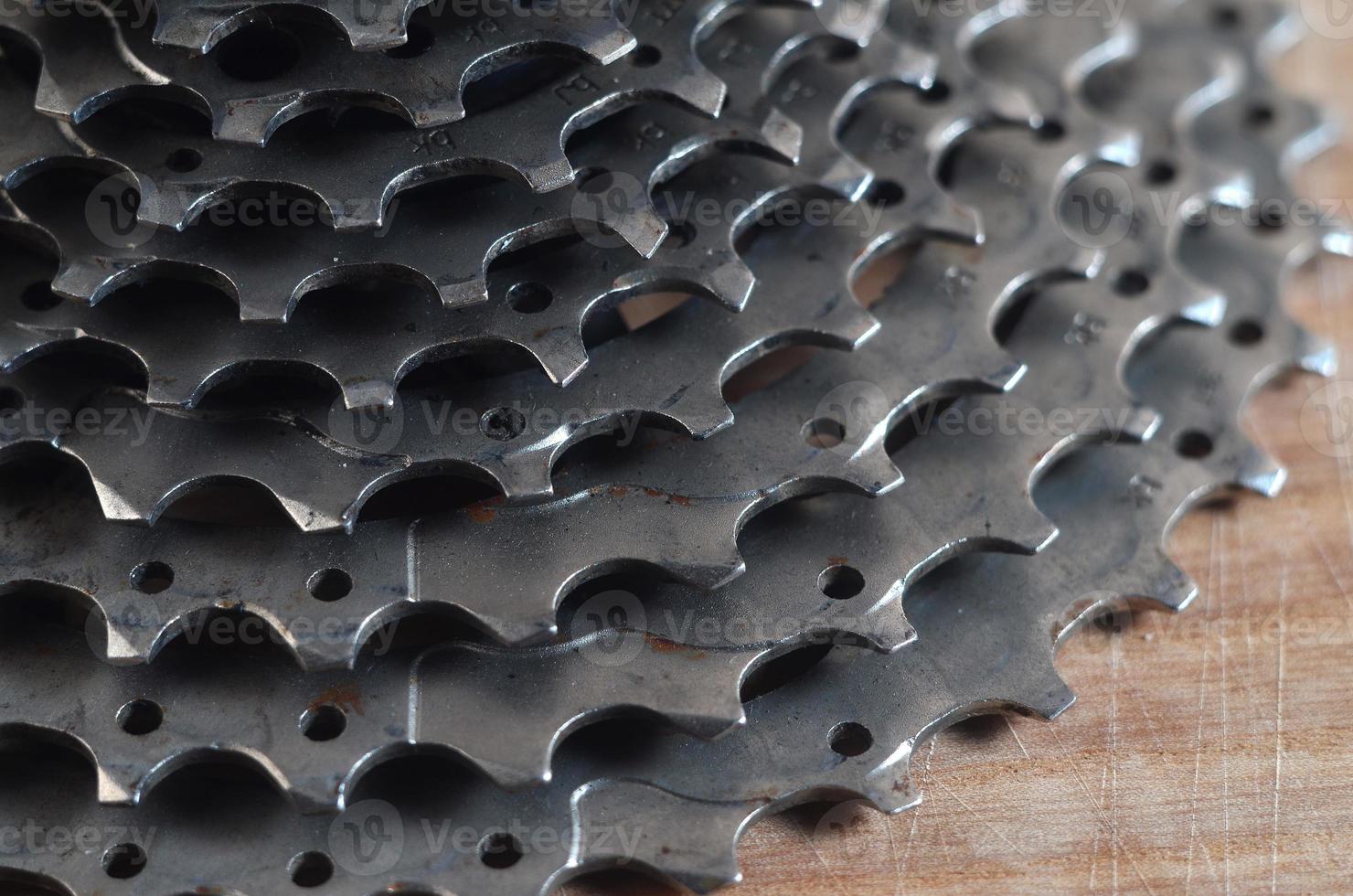 rueda dentada trasera de una bicicleta de montaña sobre una mesa de madera en una tienda de bicicletas foto