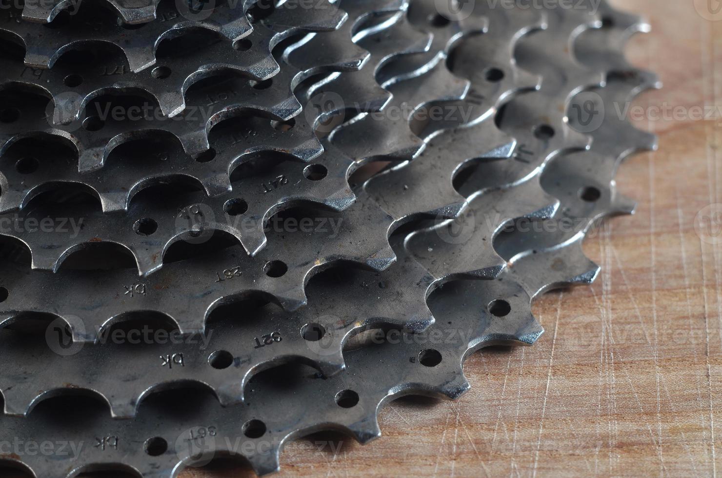 rueda dentada trasera de una bicicleta de montaña sobre una mesa de madera en una tienda de bicicletas foto