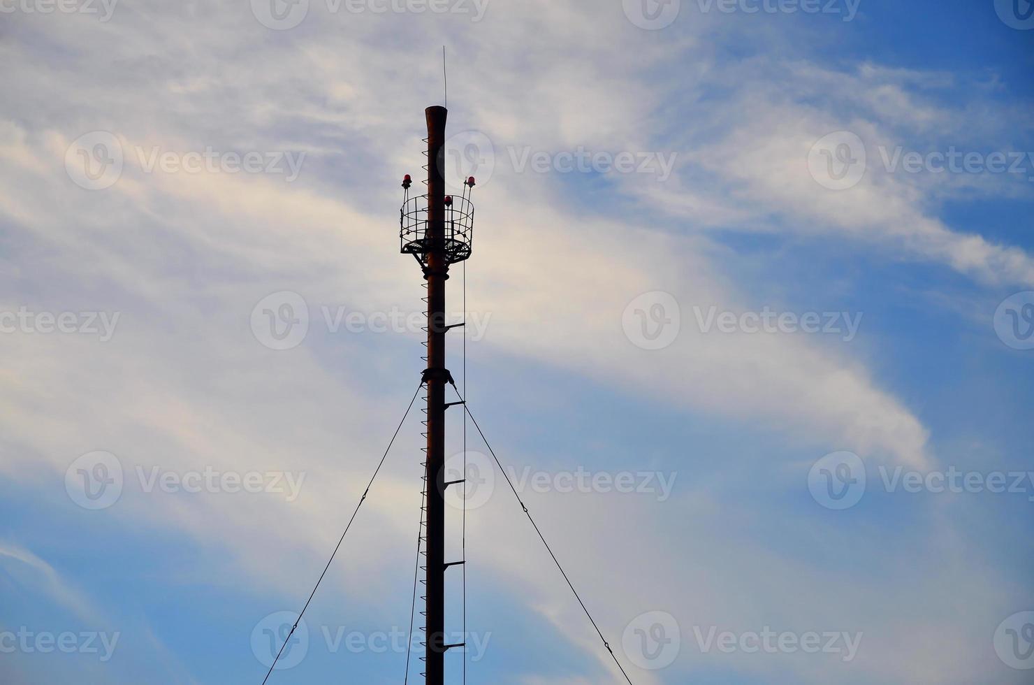 tubo de vapor de chimenea de la planta de fabricación industrial bajo el cielo azul foto