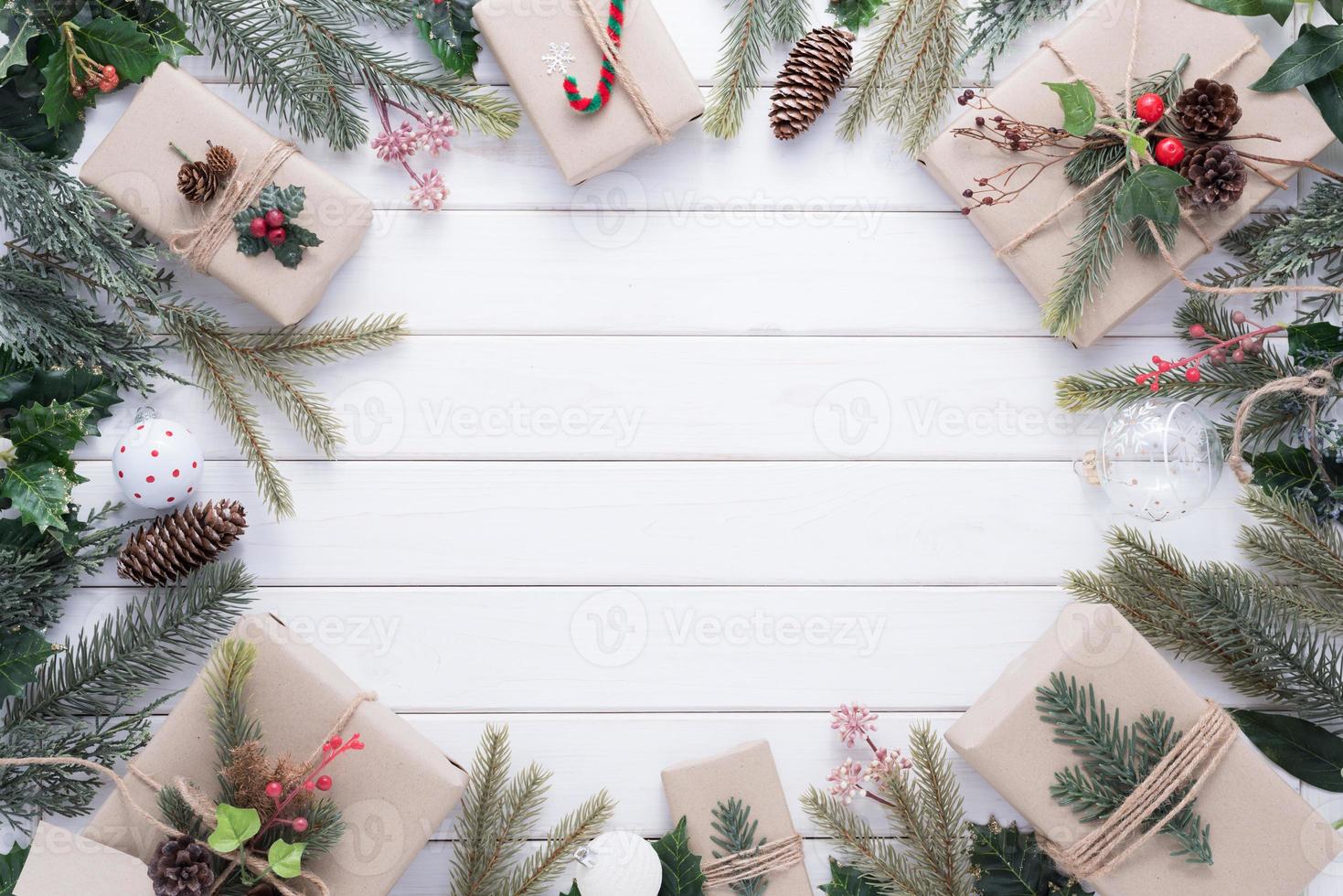 feliz navidad y feliz año nuevo decoración para celebración sobre fondo de madera blanca con espacio de copia foto