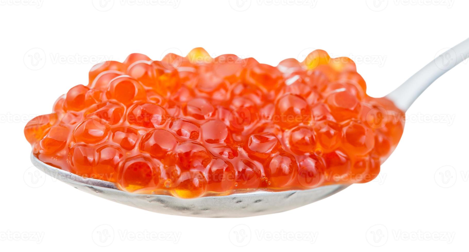 Caviar rojo de salmón sockeye salado en una cuchara de cerca foto