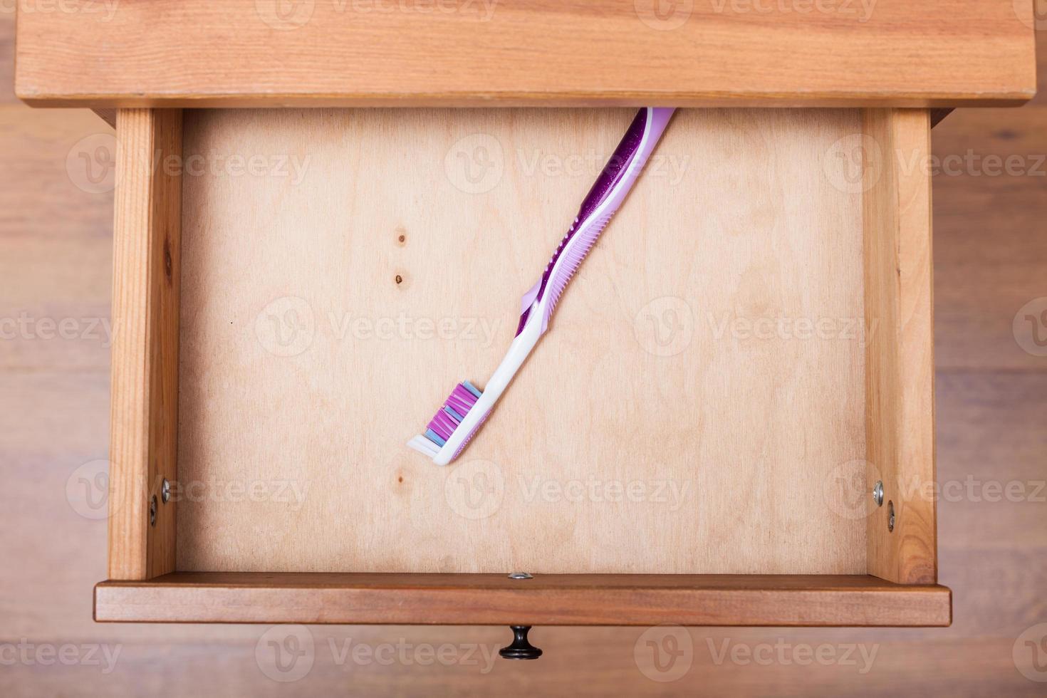 cepillo de dientes en cajón abierto foto