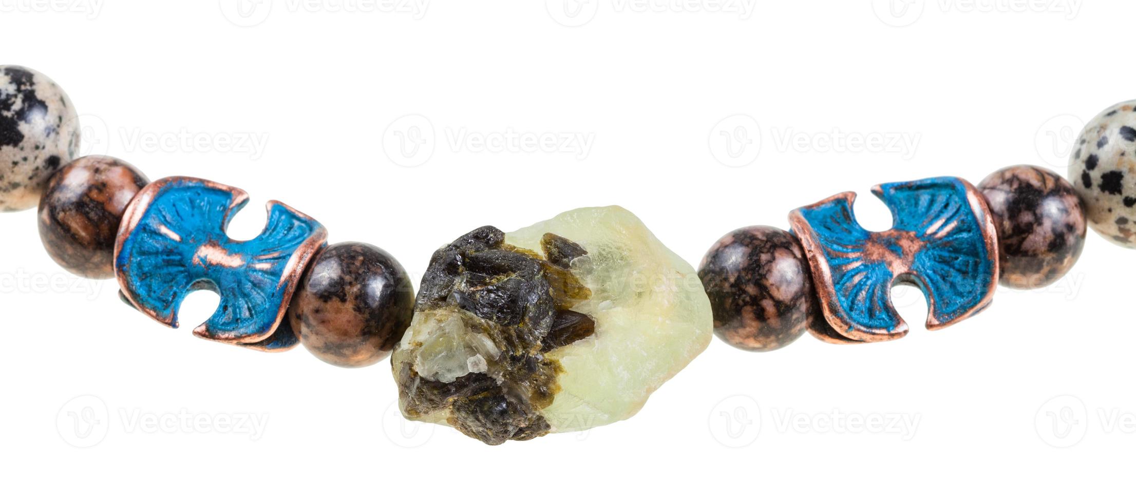 piedra de prehnita en bruto y bola de rodonita en collar foto