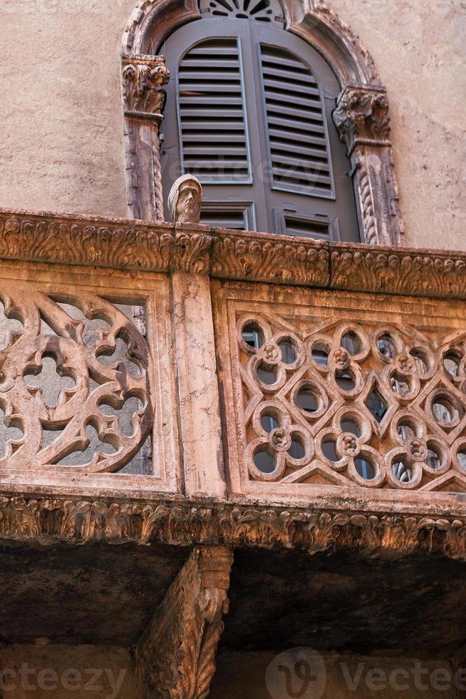 decoración medieval de la antigua casa urbana en verona foto