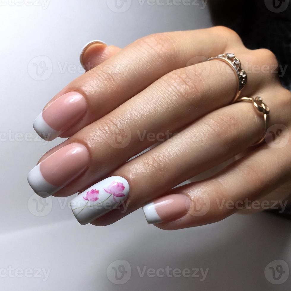 manicura francesa en las uñas. diseño de manicura francesa. esmalte de uñas de gel de manicura foto