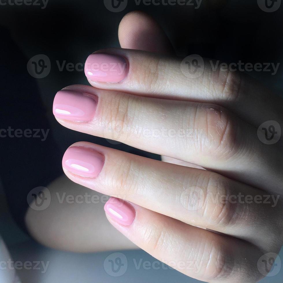 manicura francesa en las uñas. diseño de manicura francesa. esmalte de uñas de gel de manicura foto