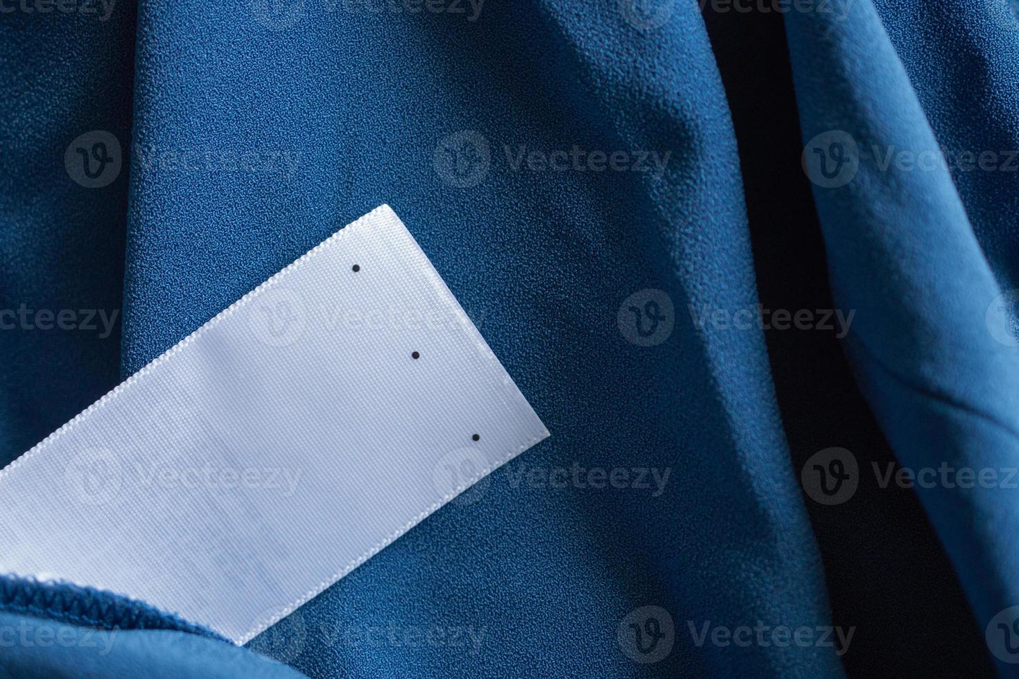 etiqueta de ropa para el cuidado de la ropa en el vestido azul foto