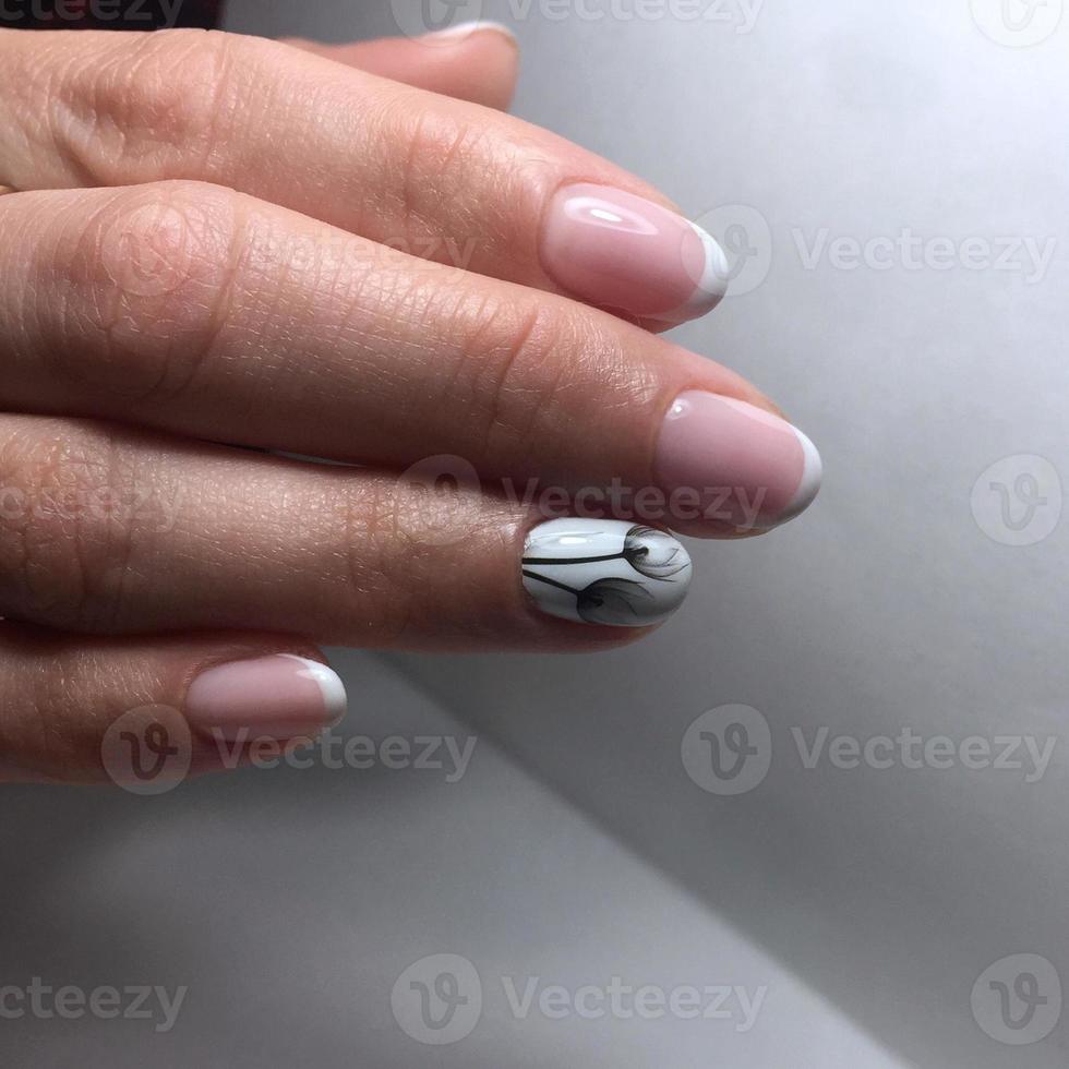 manicura femenina rosa profesional en las uñas de cerca foto