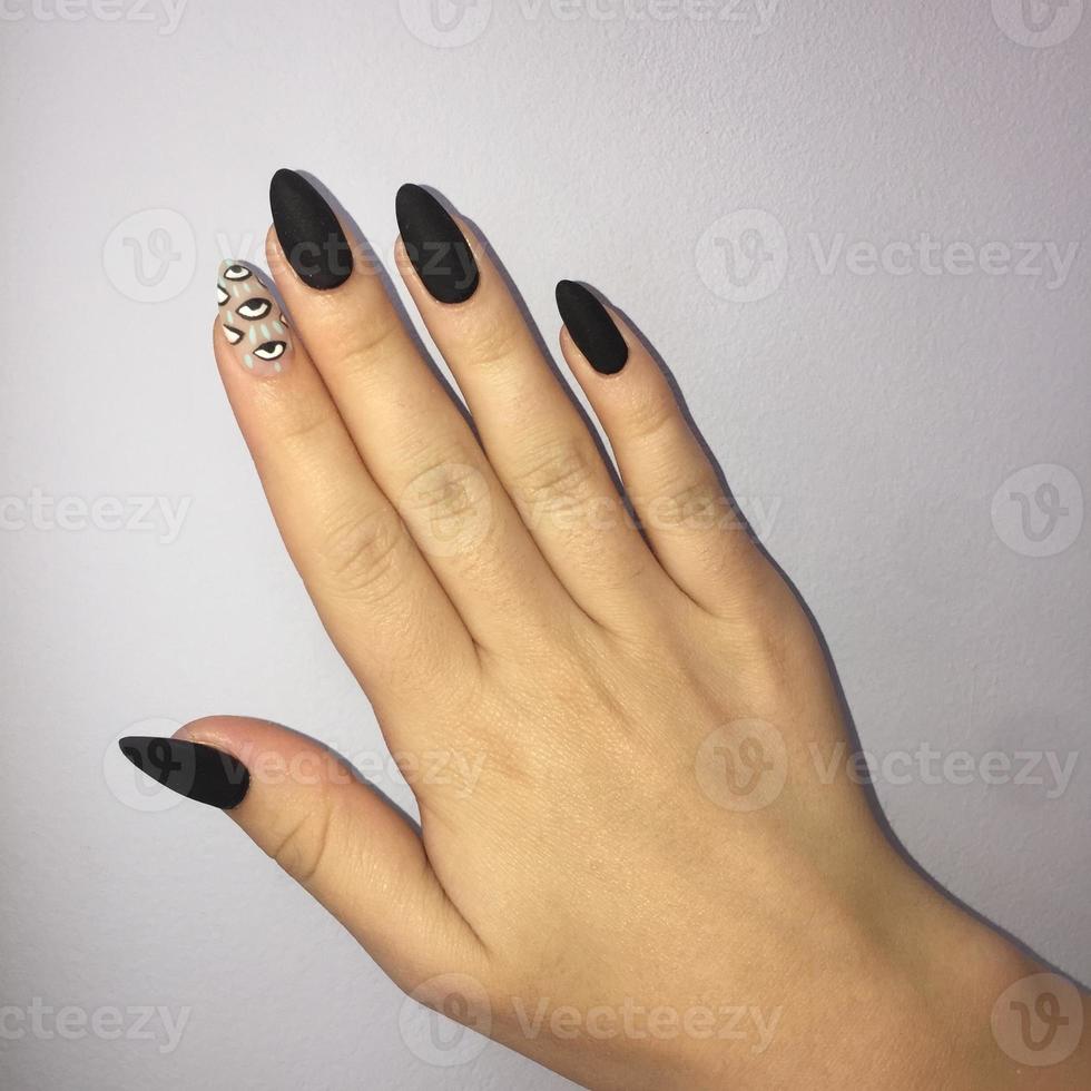 mujer con elegante manicura negra en el fondo, primer plano foto