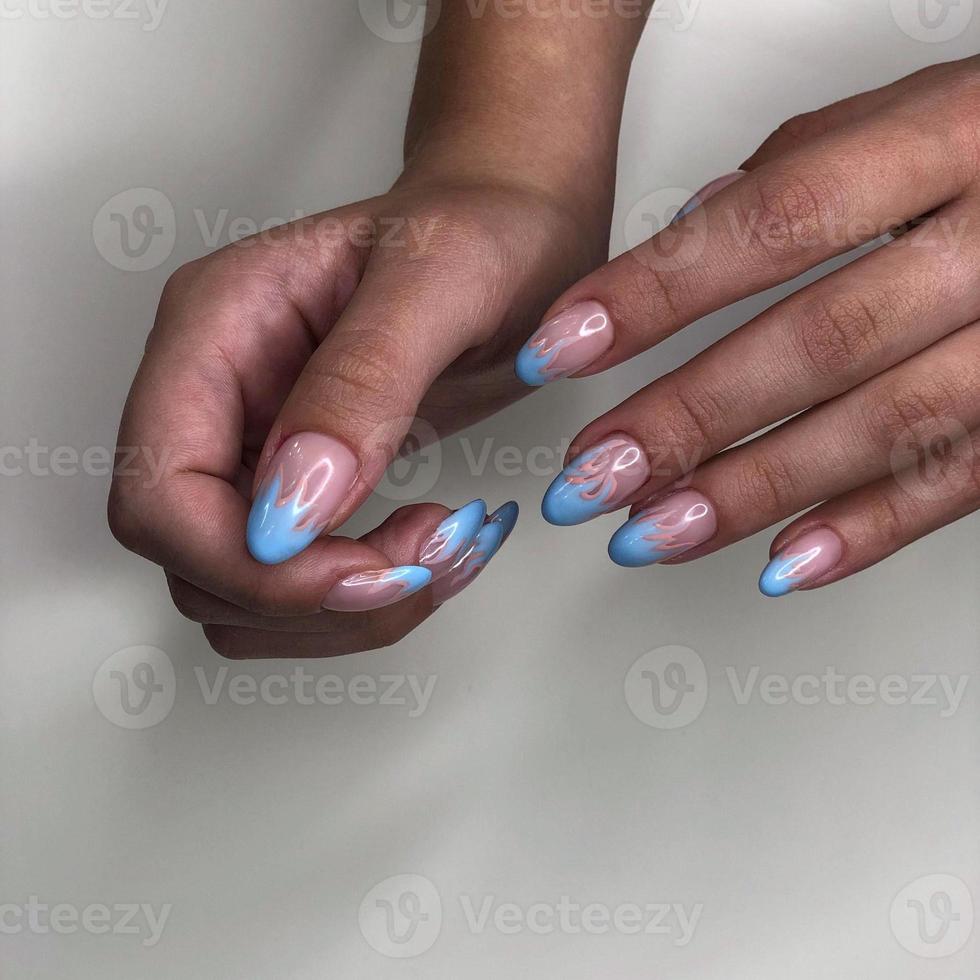 mujer con manicura color carne con diseño, de cerca foto