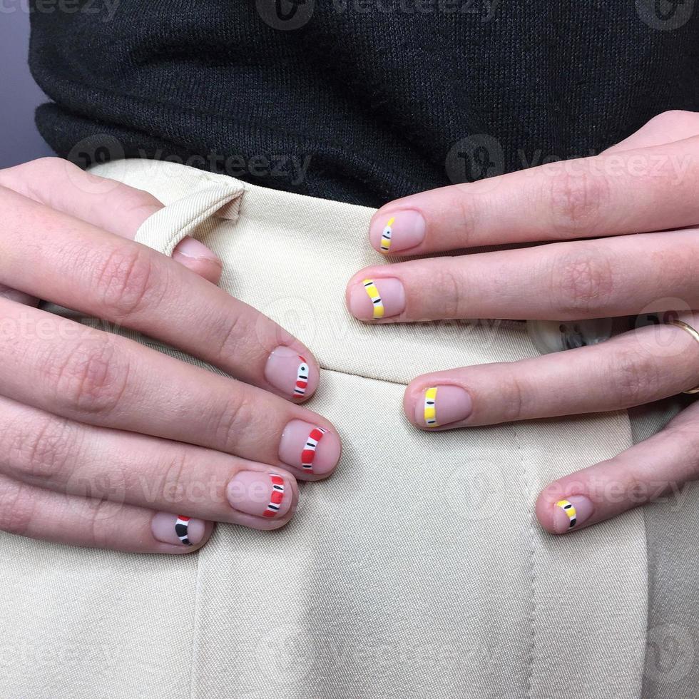 mujer con manicura color carne con diseño, de cerca foto