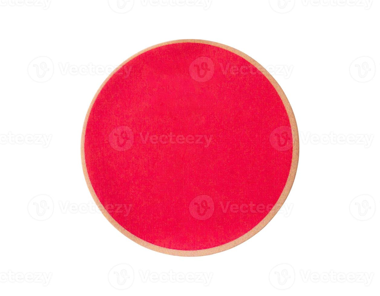 Etiqueta adhesiva de papel adhesivo redonda roja en blanco aislada sobre fondo blanco foto