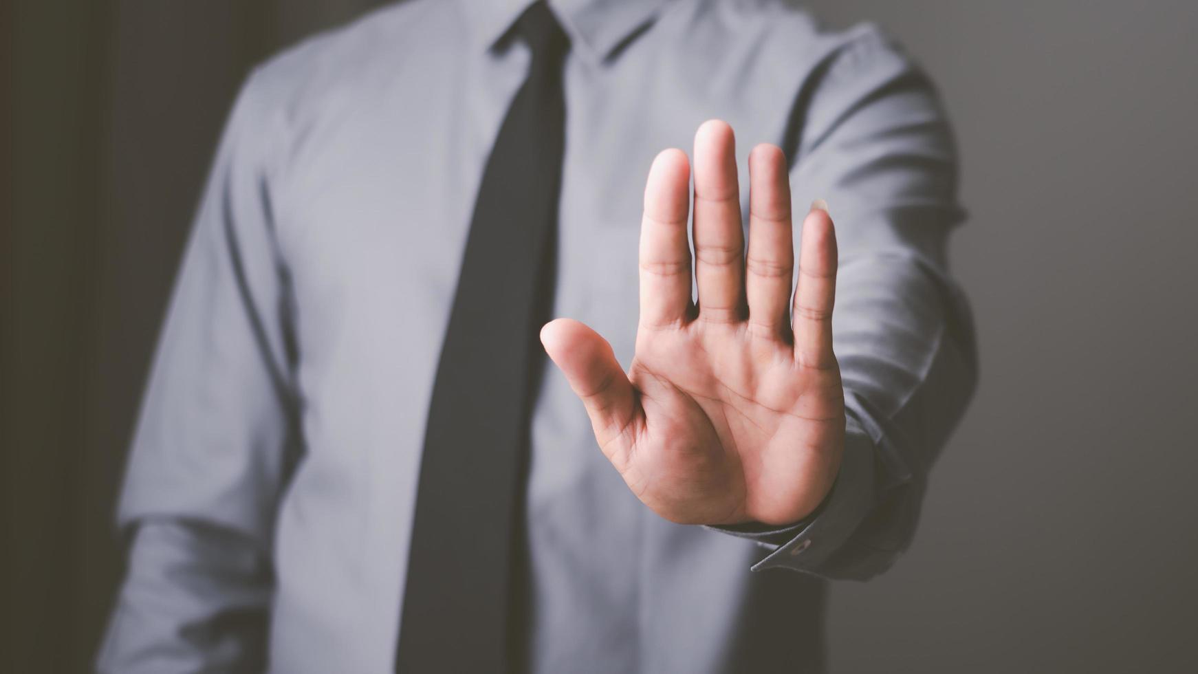 señal de parada de la mano del hombre, concepto de advertencia, negativa, precaución, comunicación simbólica, prevención de problemas posteriores foto