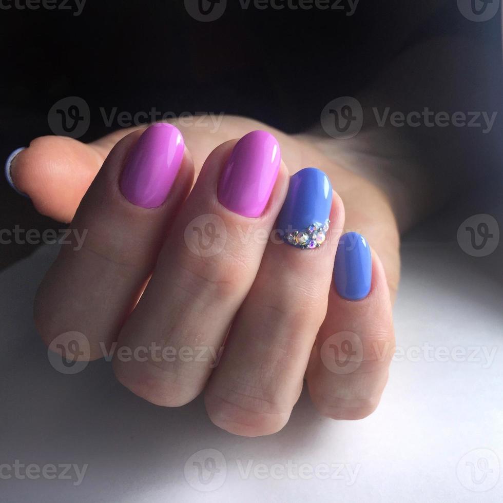 mujer con manicura color carne con diseño, de cerca foto