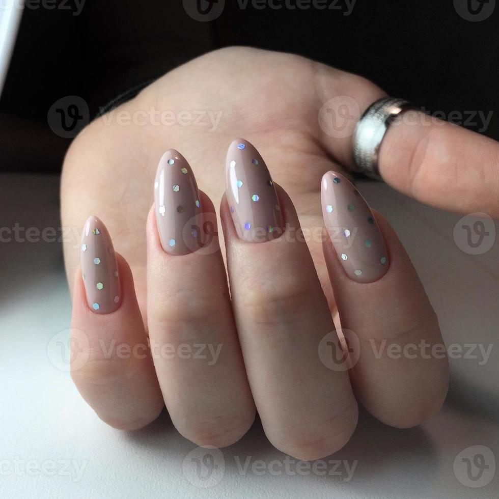 diseño elegante de manicura en uñas largas y hermosas foto