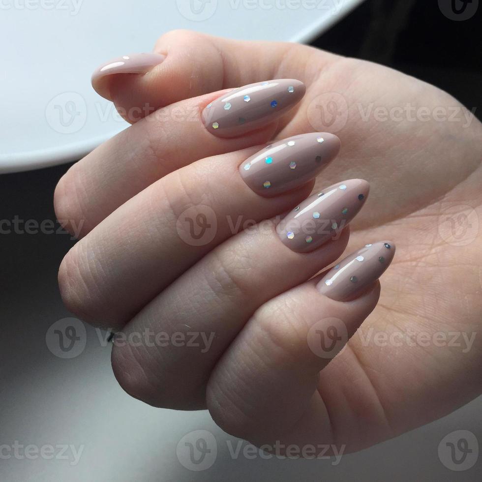 diseño elegante de manicura en uñas largas y hermosas foto