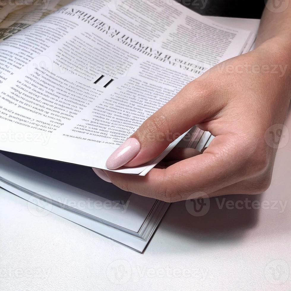 manicura de uñas de mujer en el fondo de una revista brillante de moda foto