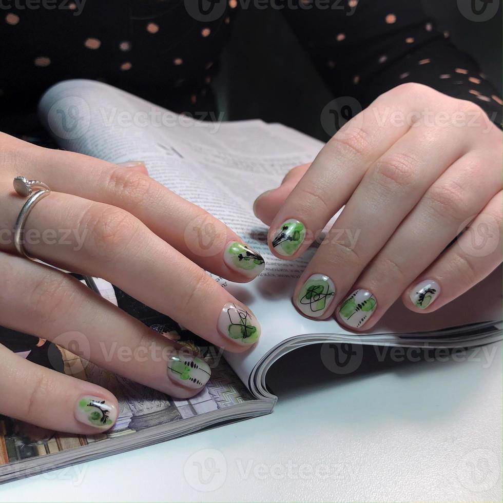 manicura de uñas de mujer en el fondo de una revista brillante de moda foto