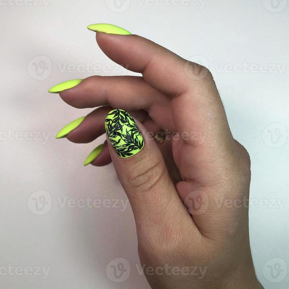 diseño elegante de manicura verde en uñas hermosas foto