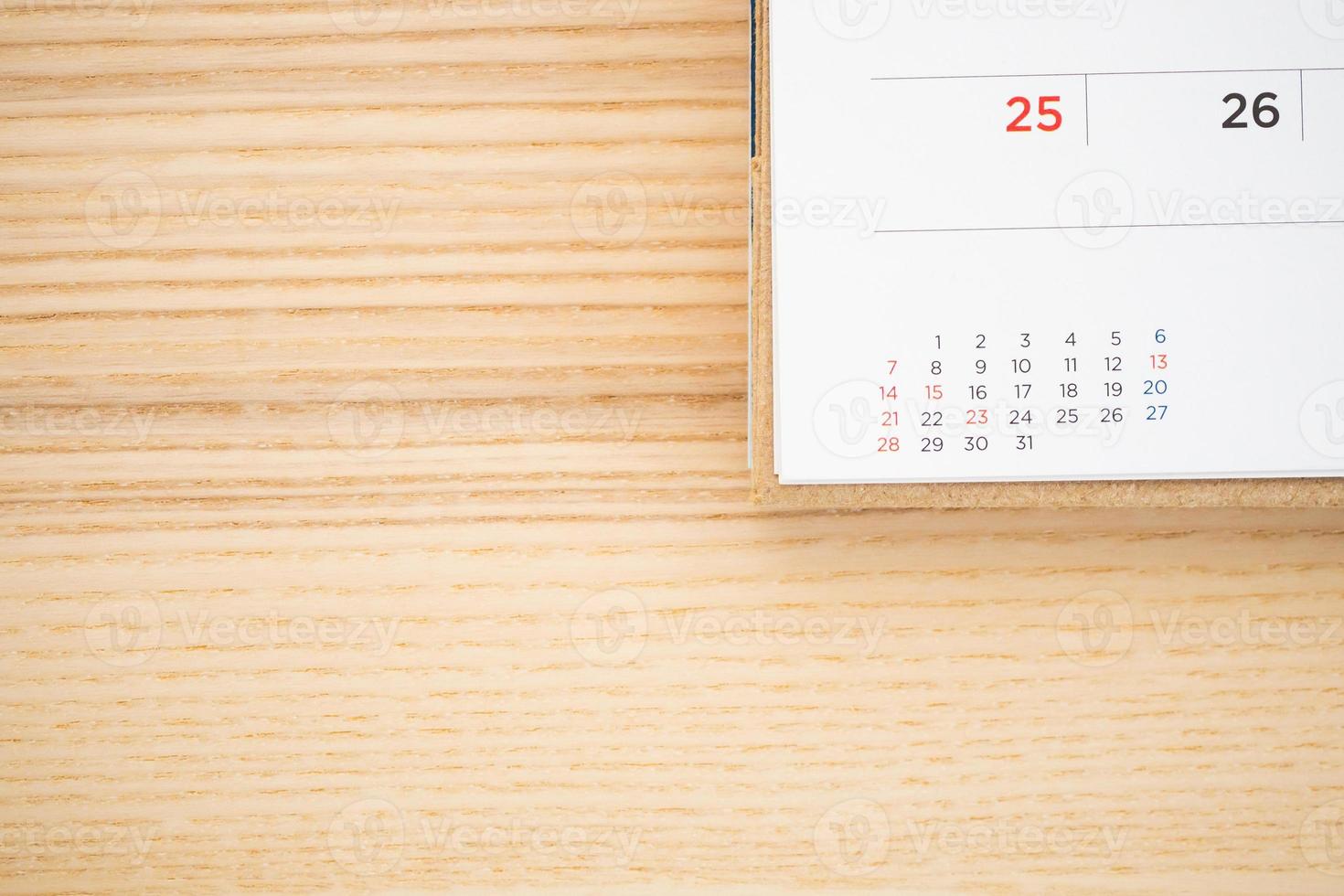 página del calendario en el fondo de la mesa de madera foto