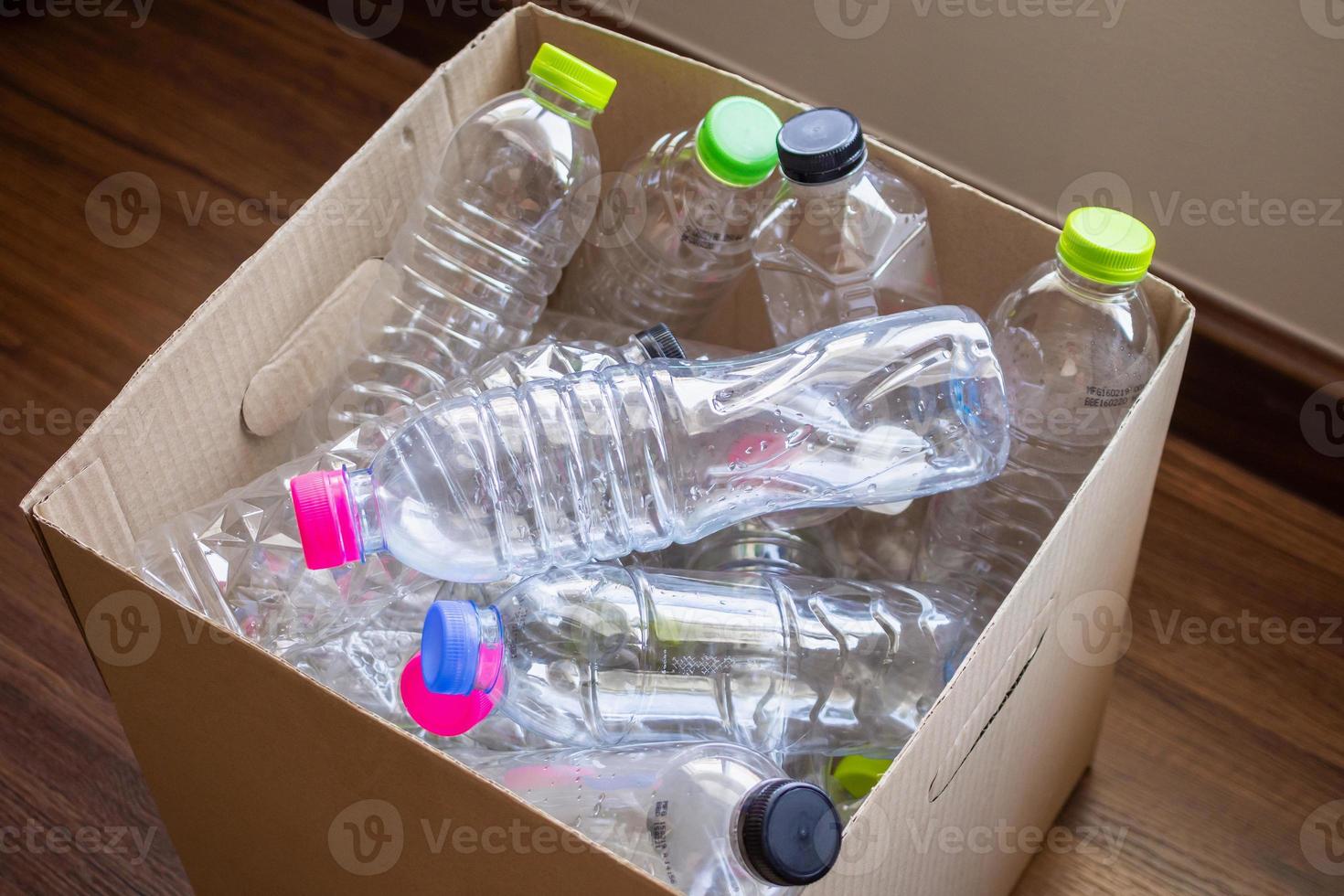 botellas de plástico en el concepto de reutilización de cajas de papel de reciclaje foto