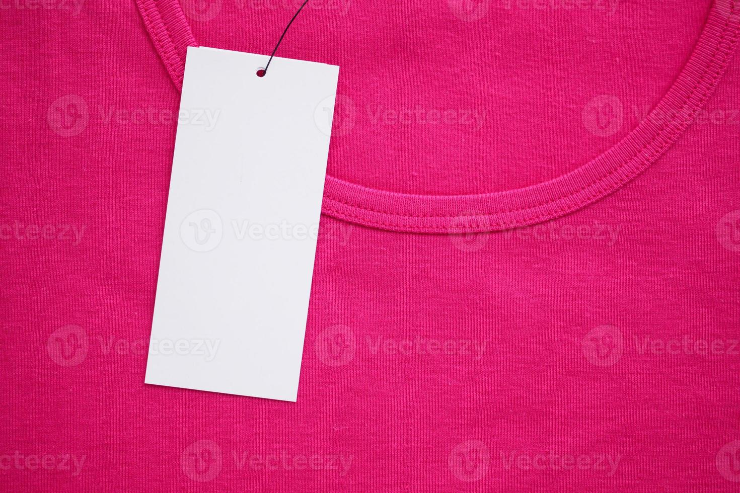 etiqueta de ropa blanca en blanco en la nueva camisa rosa foto