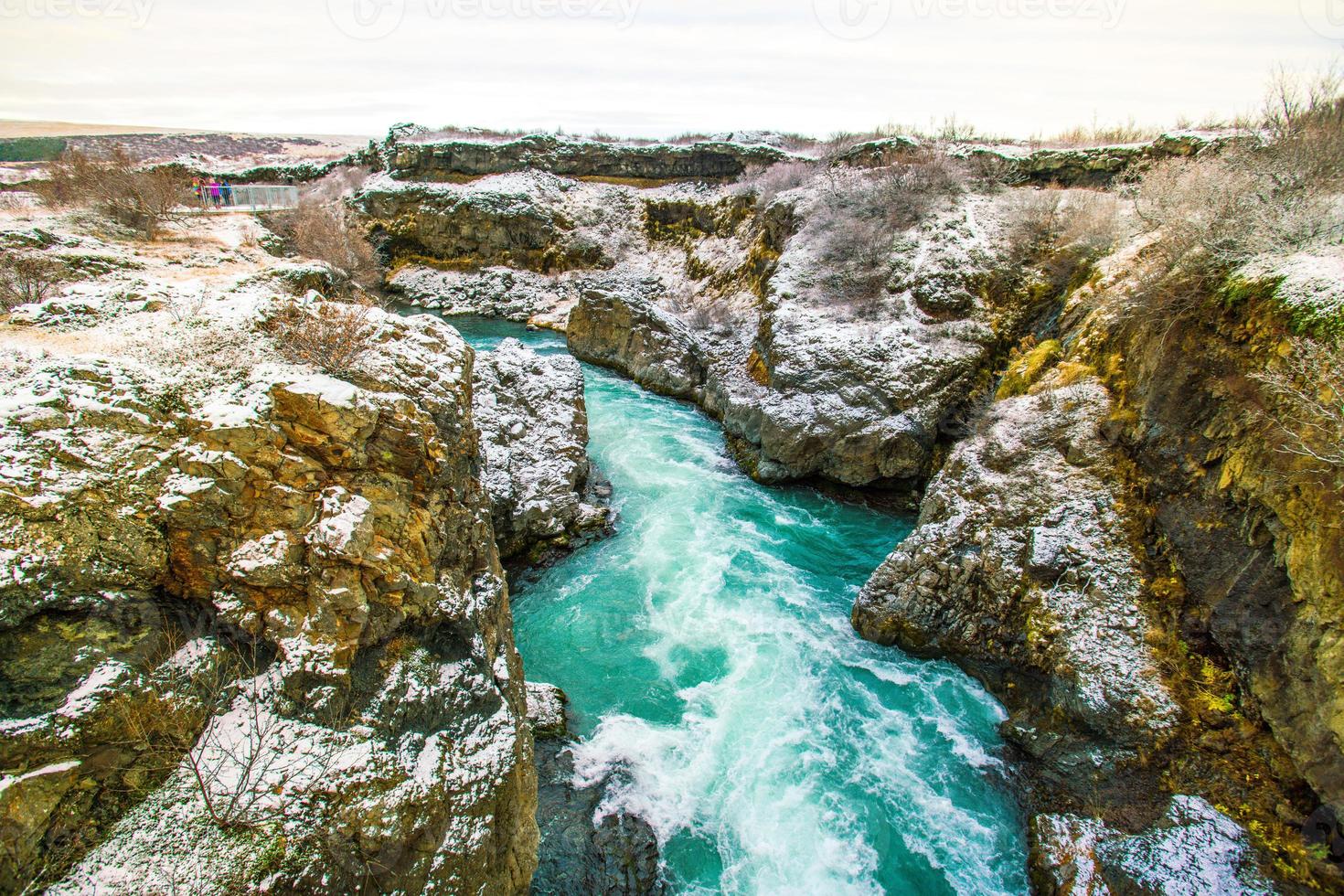 hraunfossar, una cascada formada por riachuelos que fluyen sobre hallmundarhraun, un campo de lava del volcán que se encuentra bajo el glaciar langjokull, y se vierte en el río hvita, islandia foto