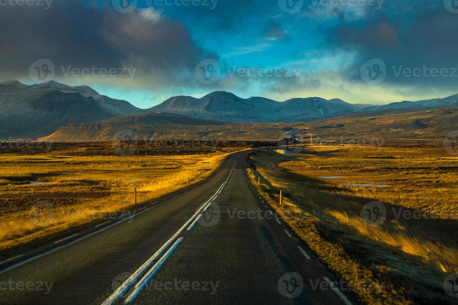 ruta 1 o carretera de circunvalación, o hringvegur, una carretera nacional que recorre islandia y conecta la mayor parte de las zonas habitadas del país foto
