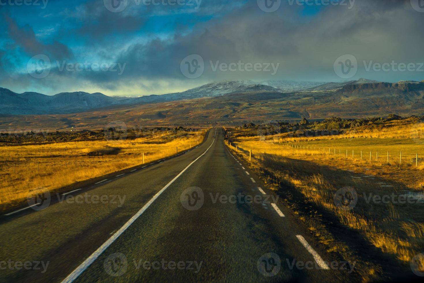 ruta 1 o carretera de circunvalación, o hringvegur, una carretera nacional que recorre islandia y conecta la mayor parte de las zonas habitadas del país foto