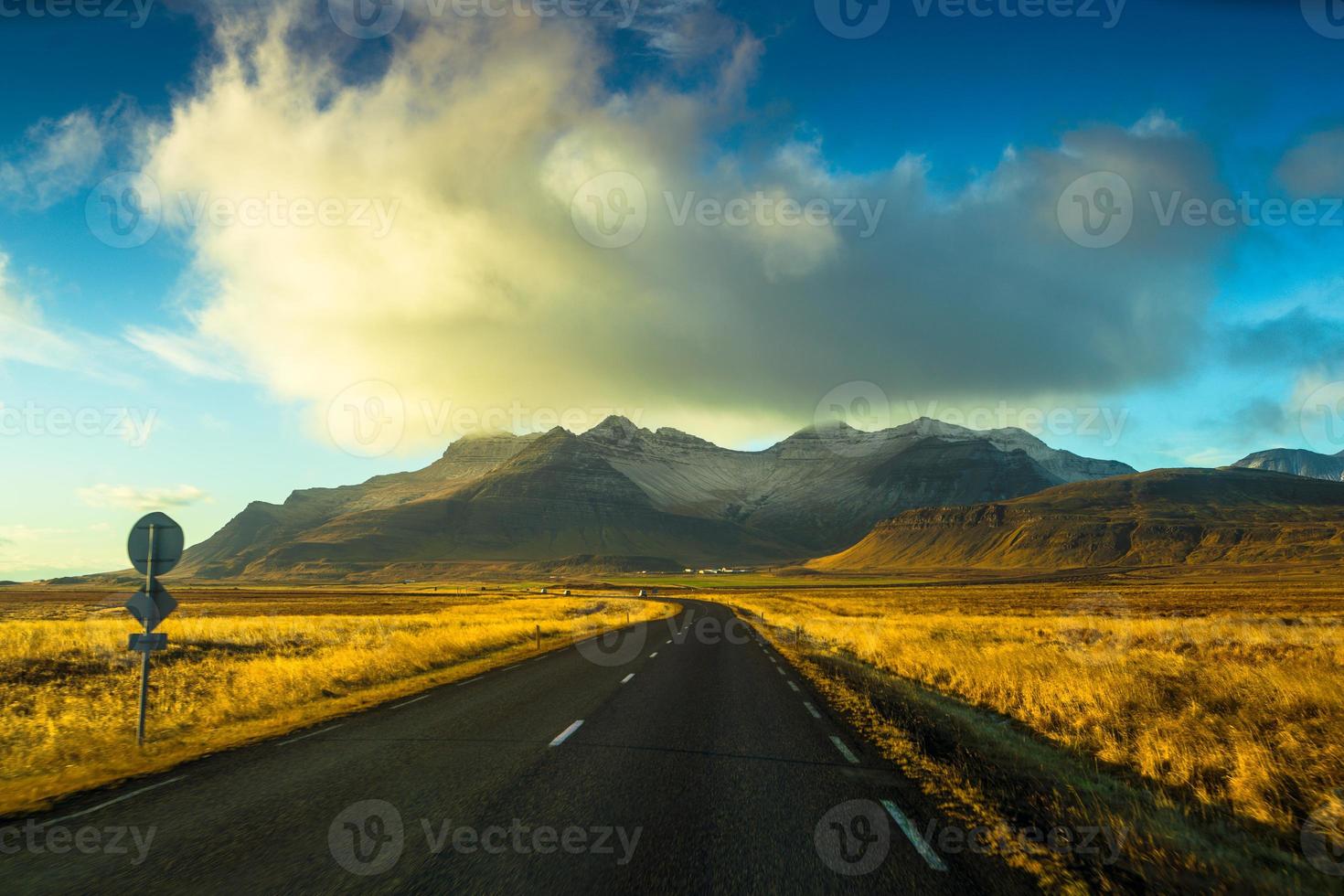 ruta 1 o carretera de circunvalación, o hringvegur, una carretera nacional que recorre islandia y conecta la mayor parte de las zonas habitadas del país foto