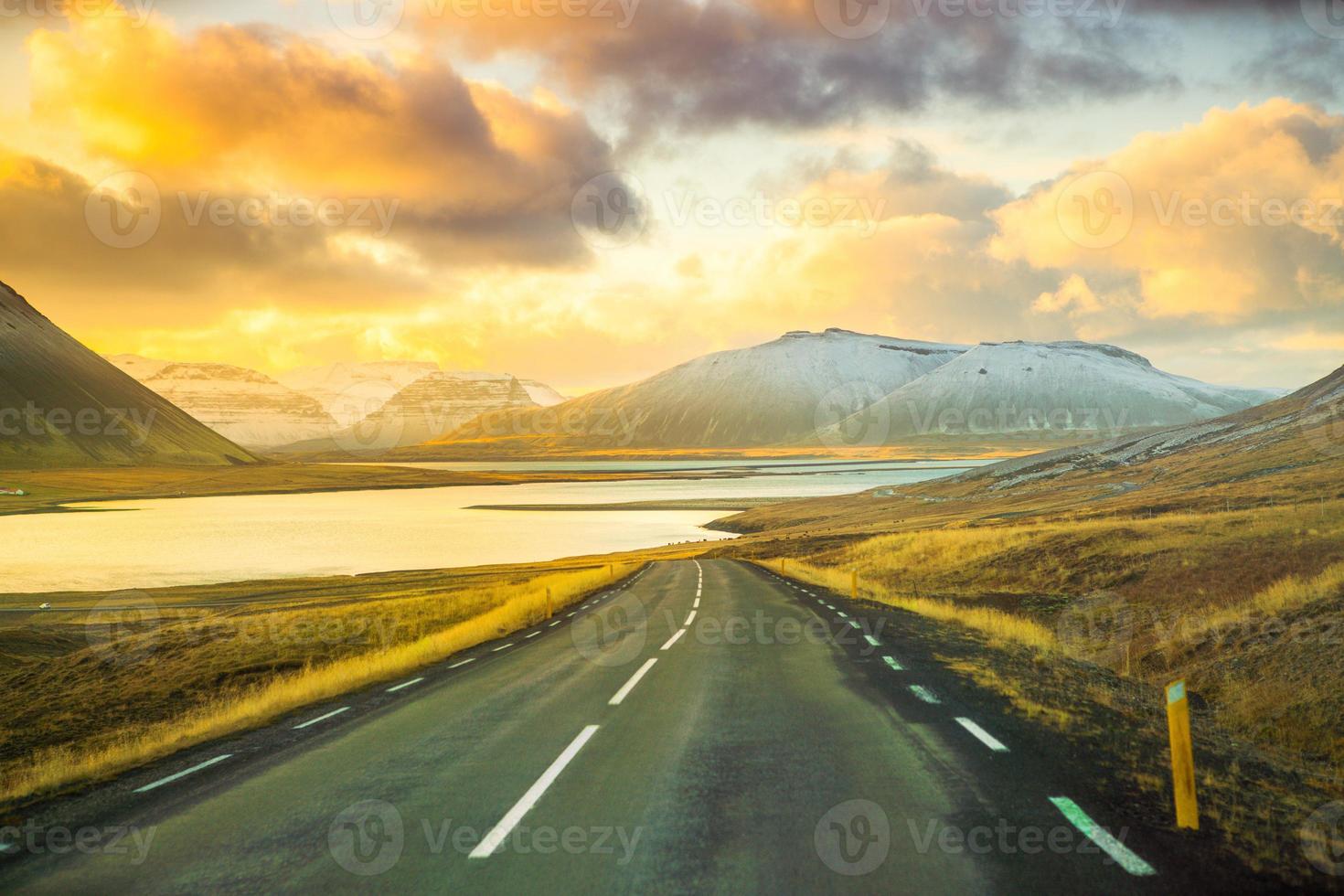 ruta 1 o carretera de circunvalación, o hringvegur, una carretera nacional que recorre islandia y conecta la mayor parte de las zonas habitadas del país foto