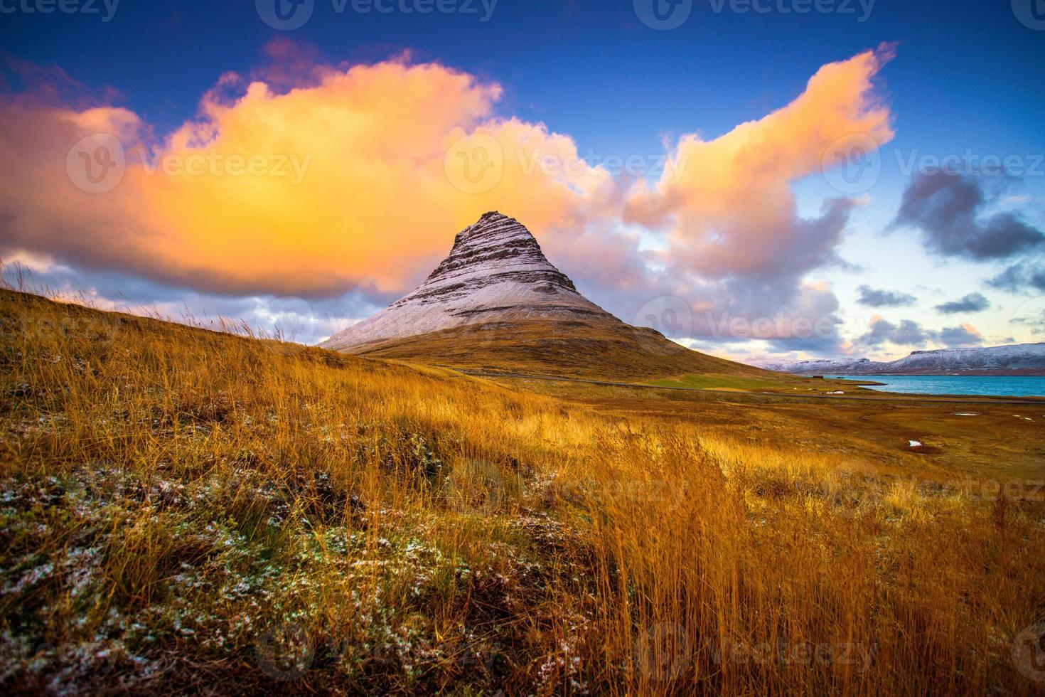 kirkjufell, montaña de la iglesia en islandés, una montaña de 463 m de altura en la costa norte de la península de snaefellsnes en islandia, cerca de la ciudad de grundarfjordur, islandia foto