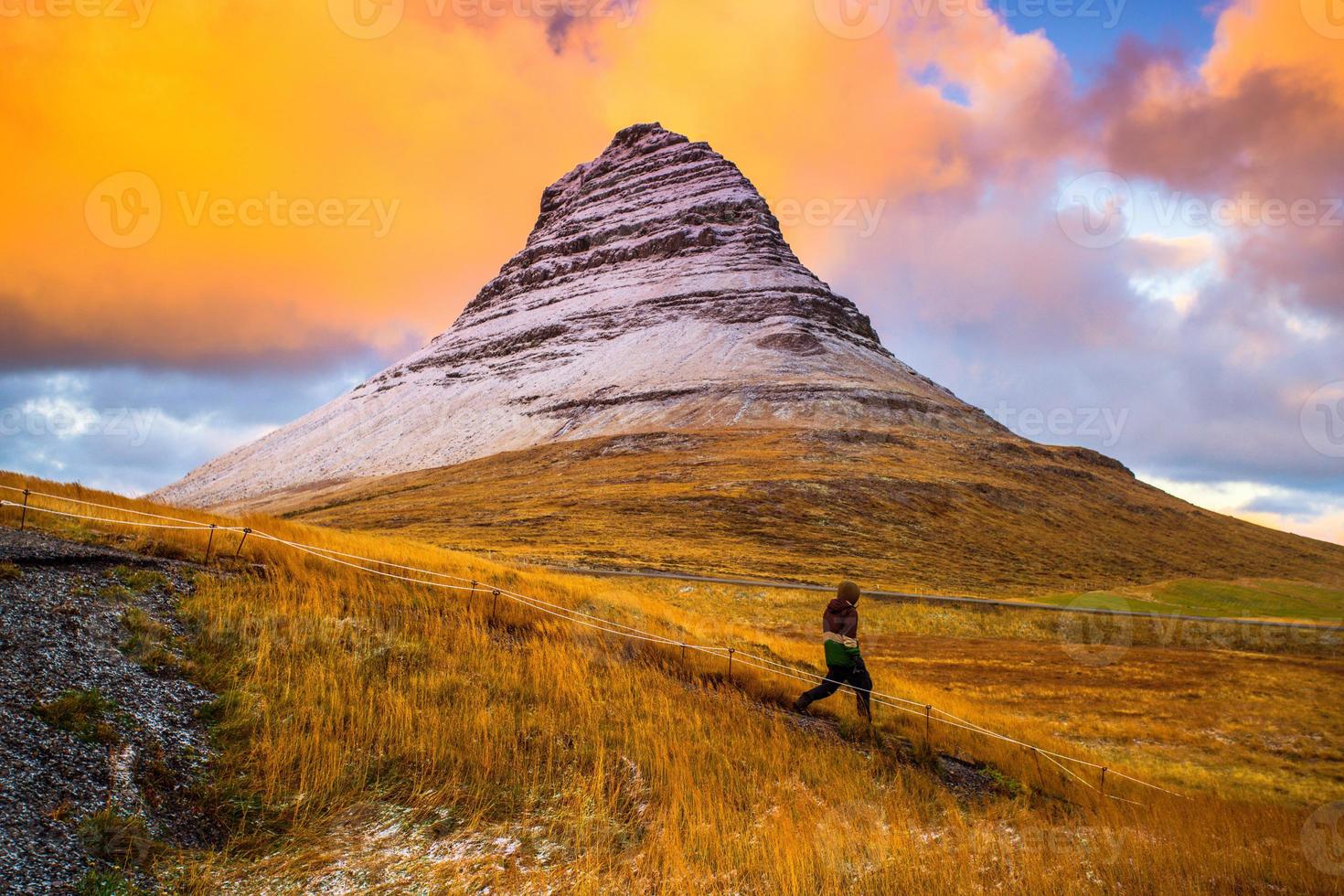 kirkjufell, montaña de la iglesia en islandés, una montaña de 463 m de altura en la costa norte de la península de snaefellsnes en islandia, cerca de la ciudad de grundarfjordur, islandia foto