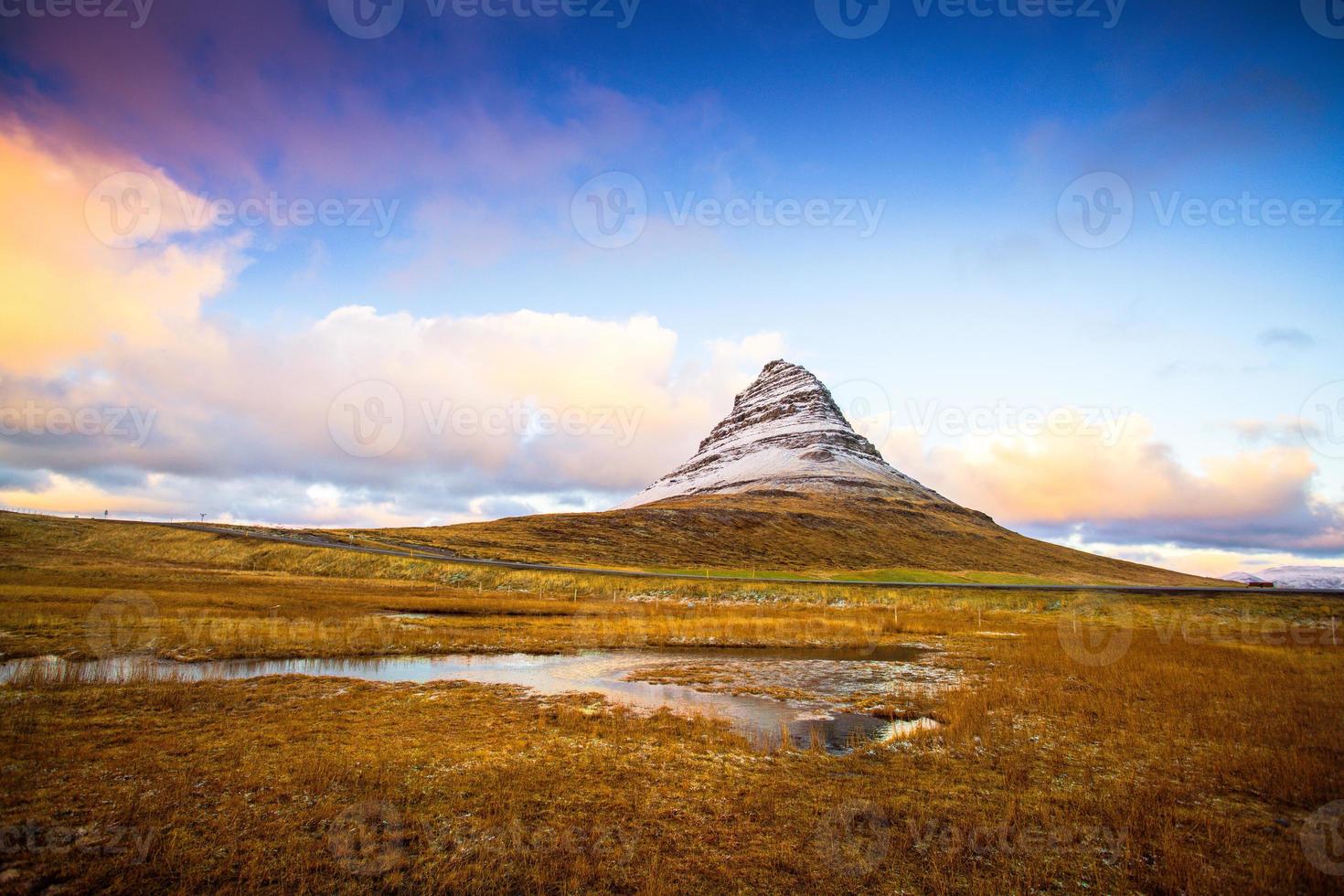 kirkjufell, montaña de la iglesia en islandés, una montaña de 463 m de altura en la costa norte de la península de snaefellsnes en islandia, cerca de la ciudad de grundarfjordur, islandia foto