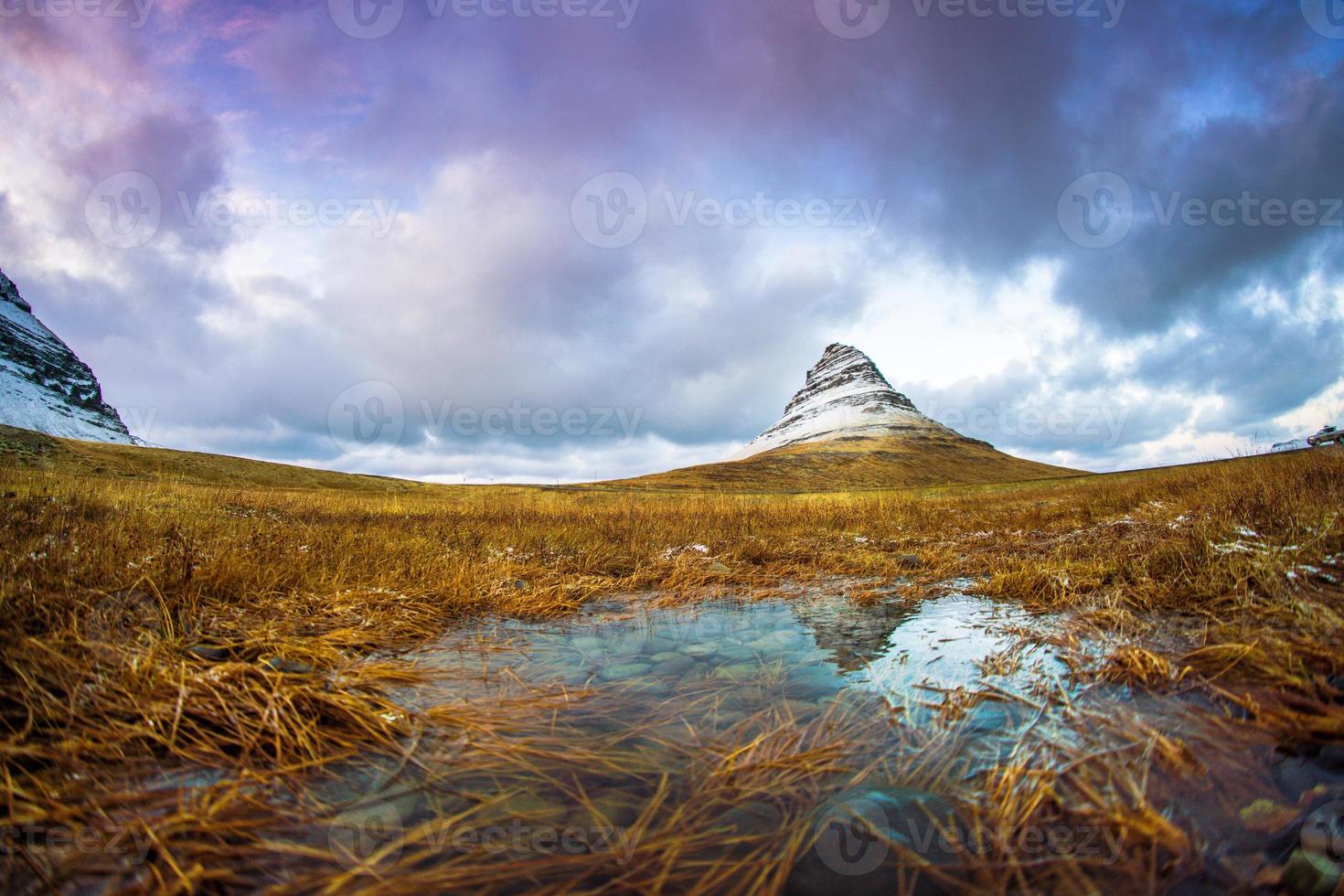 kirkjufell, montaña de la iglesia en islandés, una montaña de 463 m de altura en la costa norte de la península de snaefellsnes en islandia, cerca de la ciudad de grundarfjordur, islandia foto