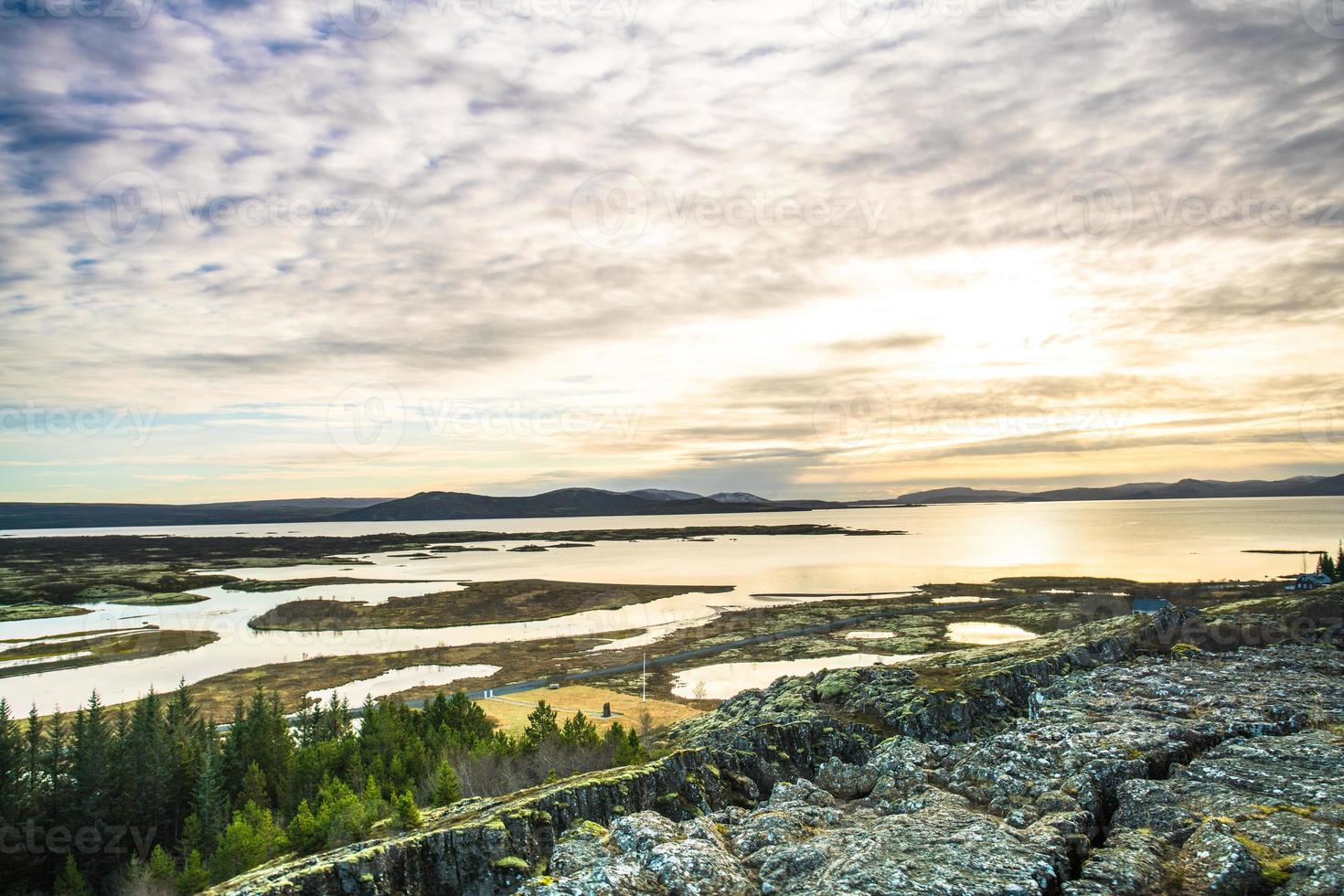 pingvellir, o thingvellir, un sitio de parque nacional histórico y cultural en el suroeste de Islandia, límite entre la placa tectónica de América del Norte y la euroasiática foto