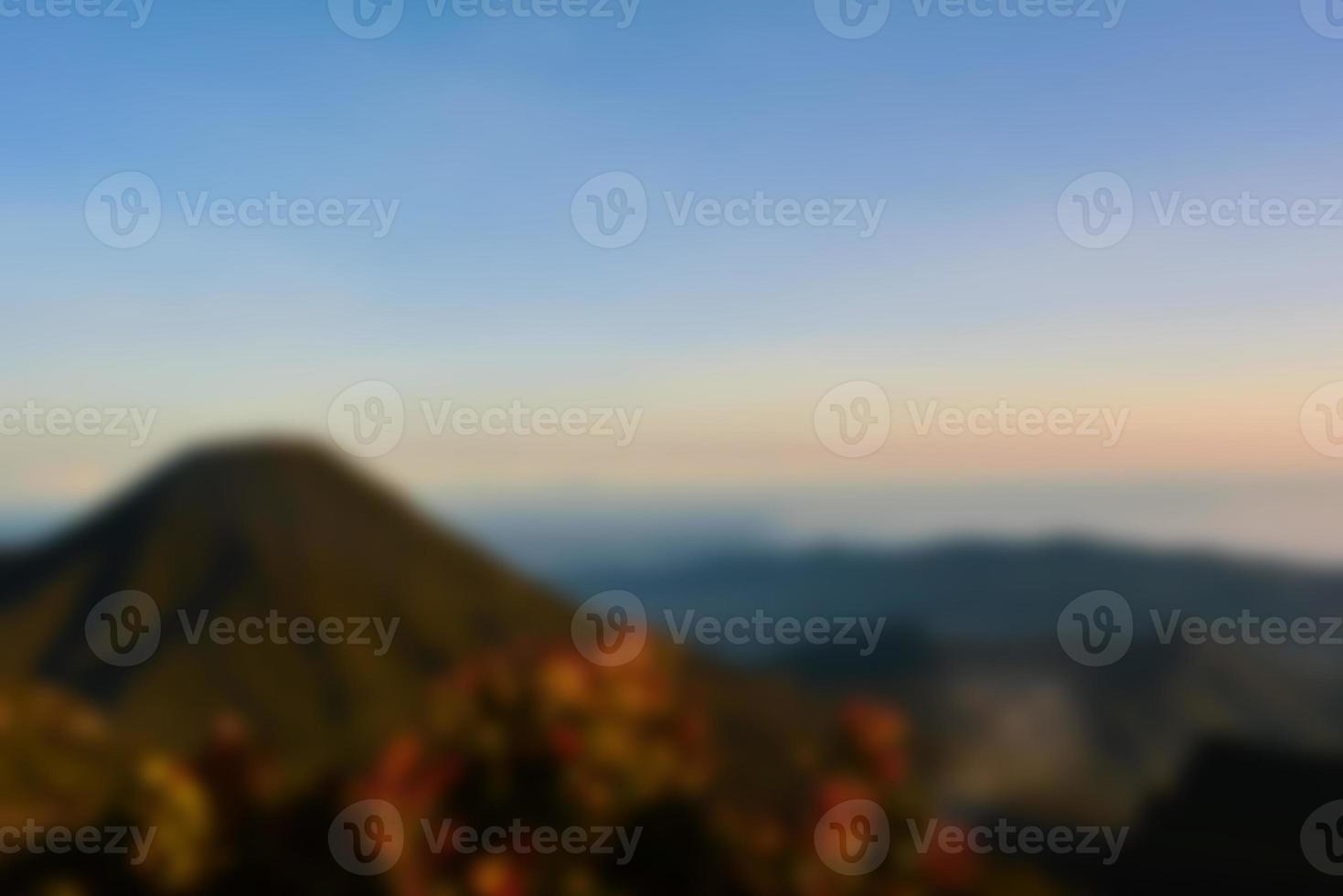 paisaje borroso cielo azul con nubes, hermoso fondo de paisaje de colores pastel de fantasía, cielo degradado, amanecer con montañas en la lejanía foto