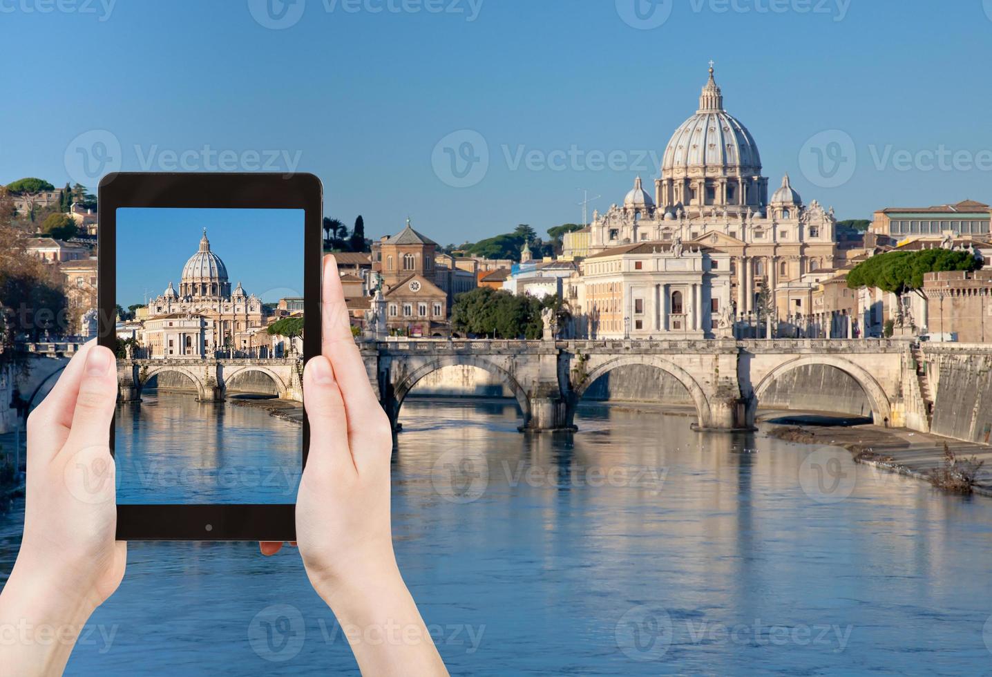 turista tomando fotos del paisaje urbano de roma