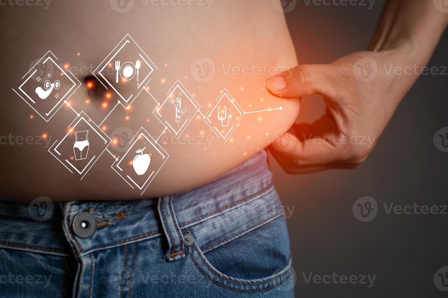 primer plano de un hombre asiático atrapar el estómago con pantalones de jean relacionados con el icono vectorial gráfico luz roja, ejercicio de planificación y pérdida de peso para una buena salud en el espacio de copia del concepto de función, salud y gimnasio foto