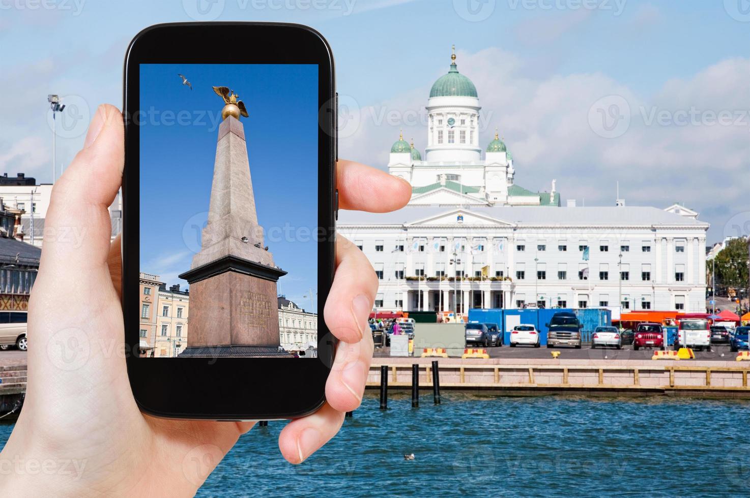 turista tomando fotos de la plaza del mercado en helsinki