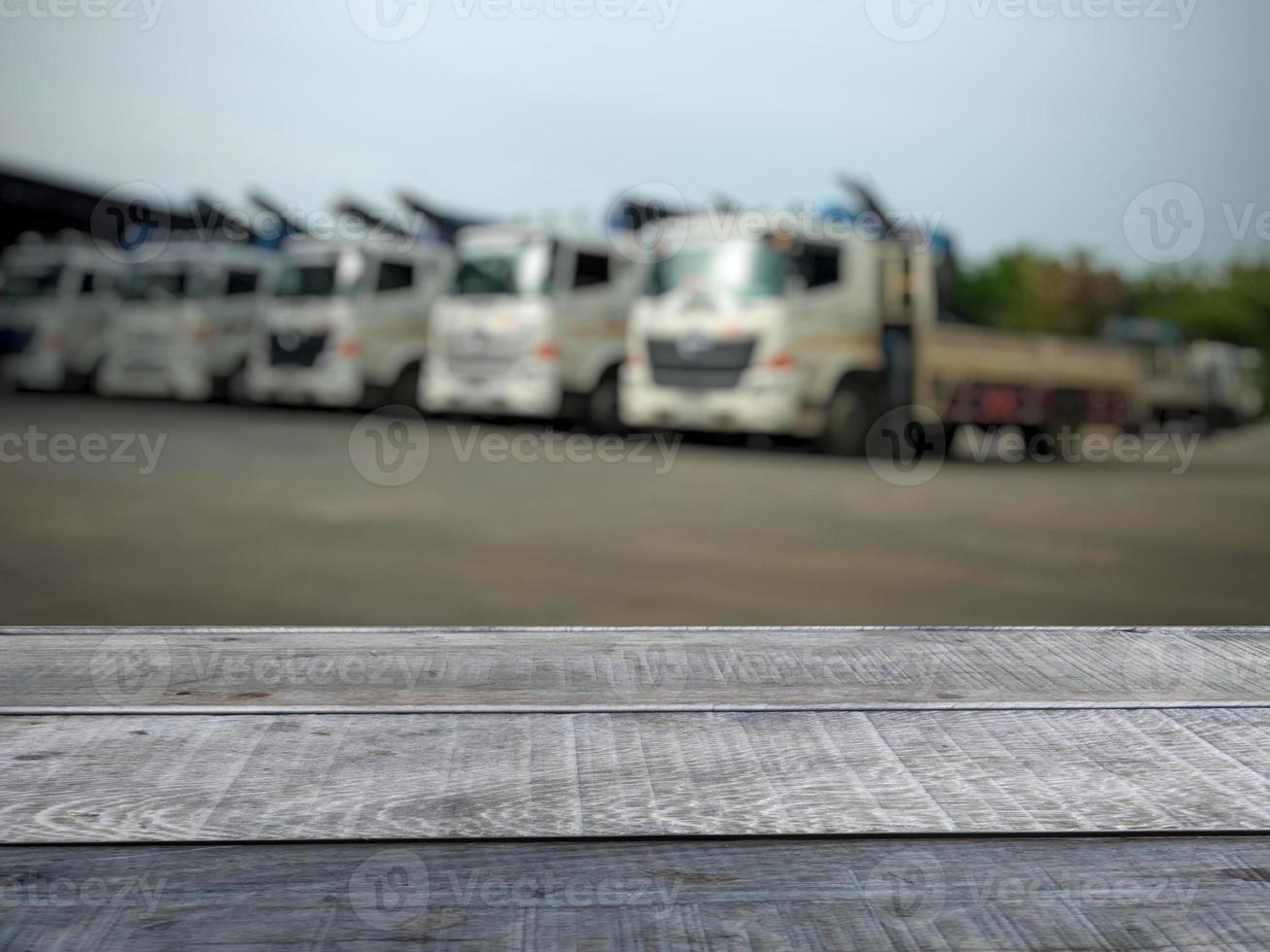 antiguo estante de mesa de madera, fondo de camión borroso. foto