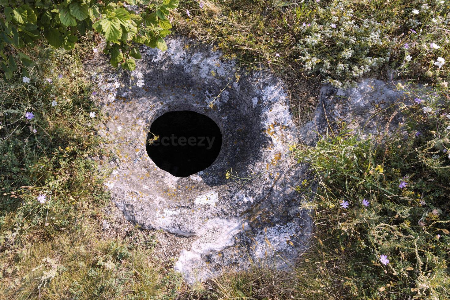 la antigua ciudad cueva de bakla, vista exterior. hoyos de grano redondos para el almacenamiento de granos. foto