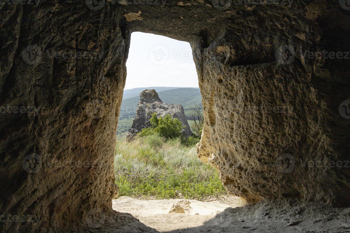 antigua ciudad cueva, baqla, vista desde el interior de la cueva. foto
