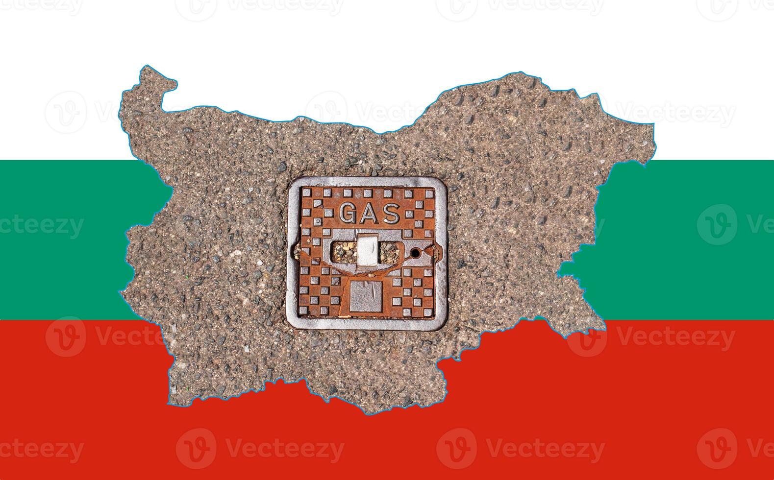 esquema del mapa de bulgaria con la imagen de la bandera nacional. tapa de alcantarilla del sistema de gasoductos dentro del mapa. collage. crisis de energía. foto