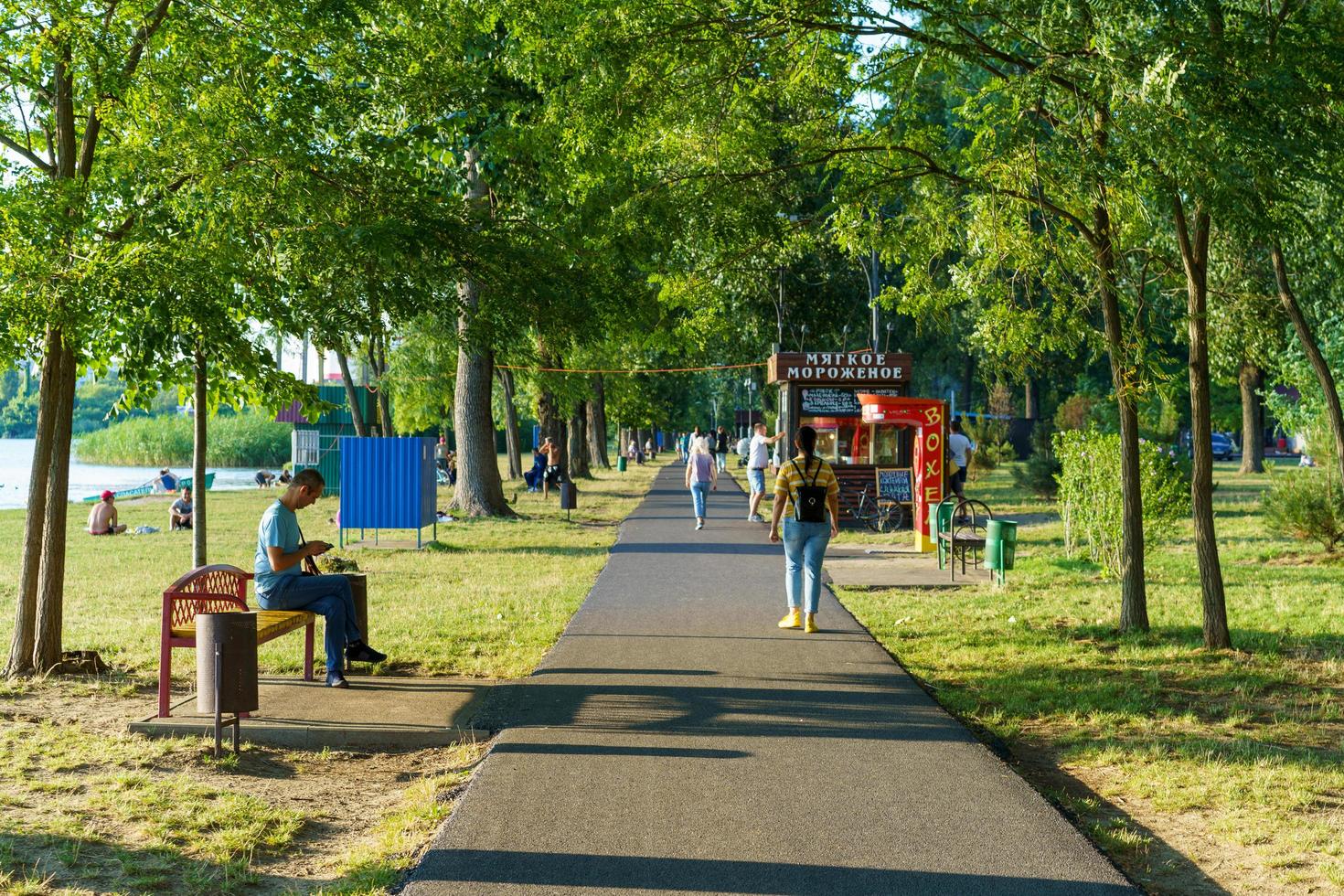 krasnodar, rusia - 22 de julio de 2022 paisaje urbano con el antiguo parque kuban foto