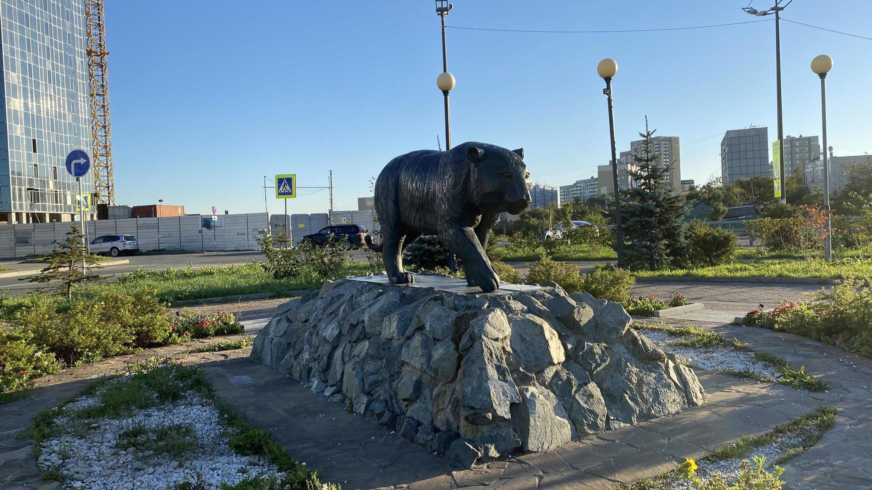 vladivostok, rusia - 20 de septiembre de 2022-paisaje urbano con vistas a la escultura del tigre. foto